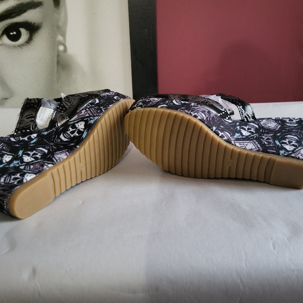 NWT PRINTED SKULL AND BUTTERFLY WEDGES SIZE 9 - Picture 9 of 10